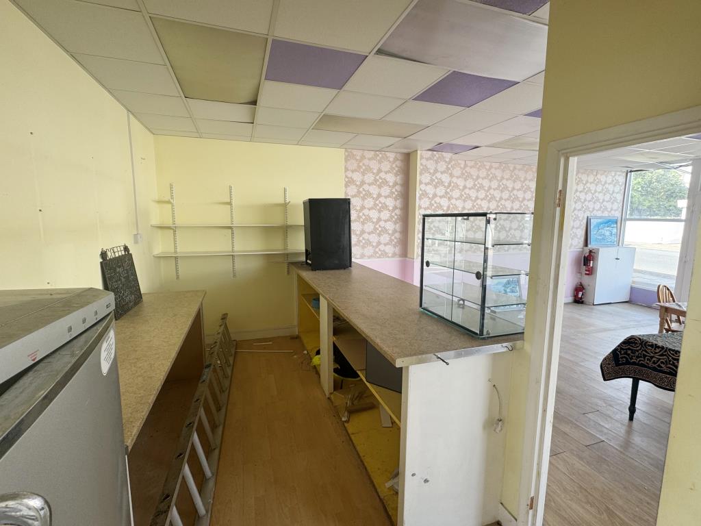 Lot: 22 - PROMINENT TOWN CENTRE VACANT COMMERCIAL UNIT - Former serving area